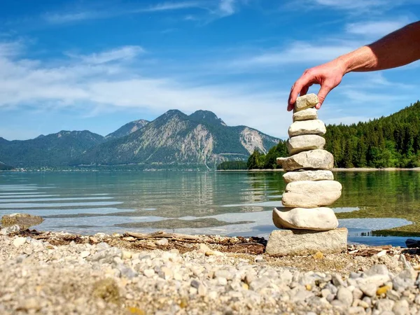 Zrównoważone Pyramide Kamień Brzegu Niebieskie Wody Jeziora Górskie Blue Mountains — Zdjęcie stockowe