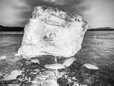 Karanlık doğal zemin üzerine kırılmış buz parçası. Siyah ve beyaz bir buz karanlık parçası döşeme otantik doku
