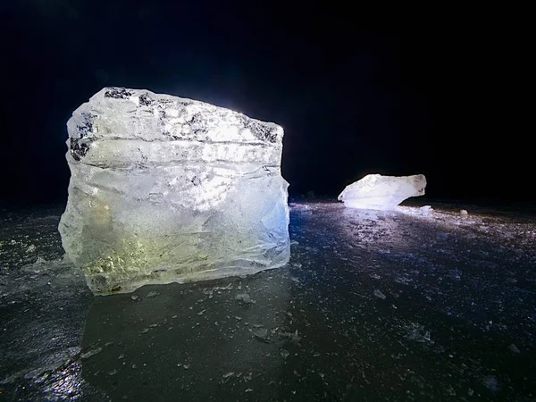 Karanlık Doğal Zemin Üzerine Mavi Gölgeler Parça Buz Arka Işık — Stok fotoğraf