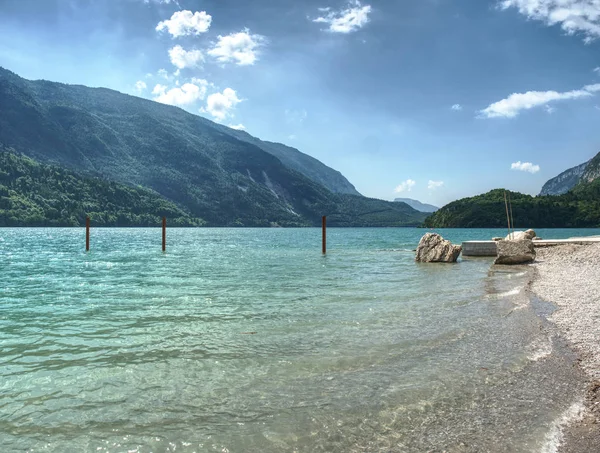 ストーニー ビーチ湖鋭い岩のスタックでの入浴します アルプスの美しいクリアと冷たい山湖 — ストック写真