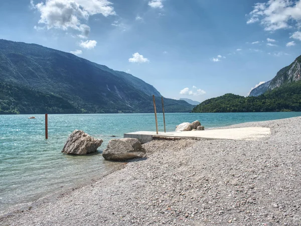 山の湖の青緑色の水の岸に石スタック 水位ミラーのブルー マウンテンズ — ストック写真