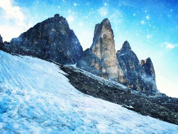 Tre Cime di Lavaredo güneşli Nisan akşamları görüntülemek etrafında tur üzerinden Dolomit Alps İtalya batımında. Hipster filtre. 