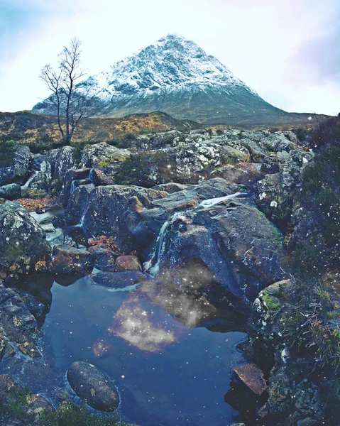 Popüler Trek Şelale Keskin Maruz Kayalara Isle Skye Skoçya Üzerinde — Stok fotoğraf