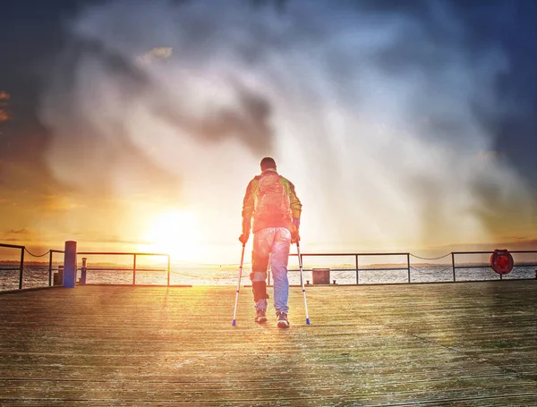Verletzter Mann Auf Pier Sonnenaufgang Die Kaimauern Über Dem Meer — Stockfoto
