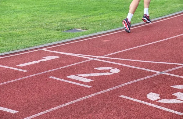 Atleta Femenina Corriendo Sobre Línea Salida Una Pista Estadio Formación — Foto de Stock