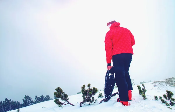 Männerbeine Mit Schneeschuhen Wandern Schnee Den Winterbergen Detail Der Winterwanderung — Stockfoto