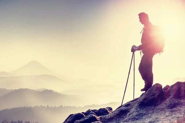 自然の中のハイキング アクティブな休暇を旅行します 崖の時計の霧の風景の端で男 — ストック写真