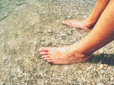 Kıllı güçlü erkek bacakları dağ gölü soğuk suda soğutma. Dolomiti kaje yeşil mavi soğuk su.