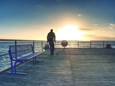 Feribot rıhtım. Passannger bekliyor feribot gemi geliyor. Sabah gezgin.