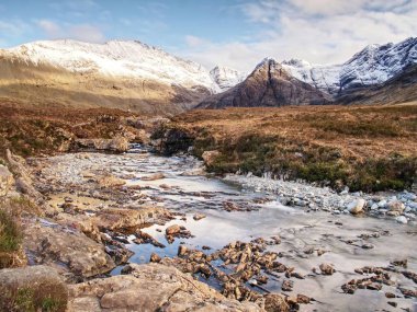 Şelale keskin maruz kayalara, Isle of Skye, İskoçya üzerinde peri havuzları arasında. Berrak mavi havuzları tarafından popüler patika tarafından nehir kırılgan üzerinde trek