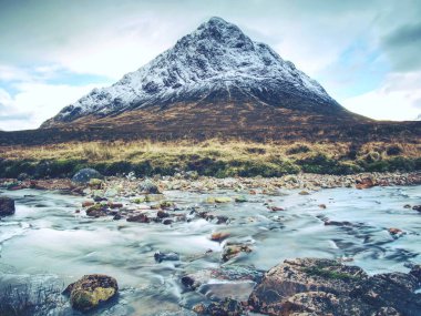 River Coupall Delta Nehri'ne Etive Glencoe İskoç dağlık yakınındaki çayır soğuk kış gününde
