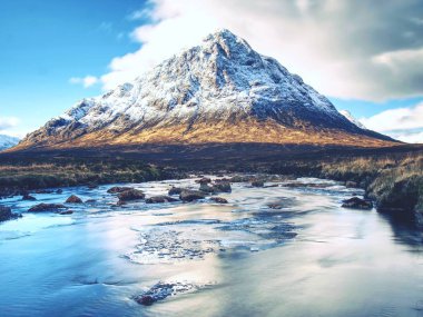 River Coupall Delta Nehri'ne Etive Glencoe İskoç dağlık yakınındaki çayır soğuk kış gününde