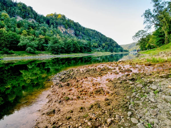 Nízká Hladina Vody Prázdná Řeka Přítok Muddy Strašlivý Zápach Vody — Stock fotografie