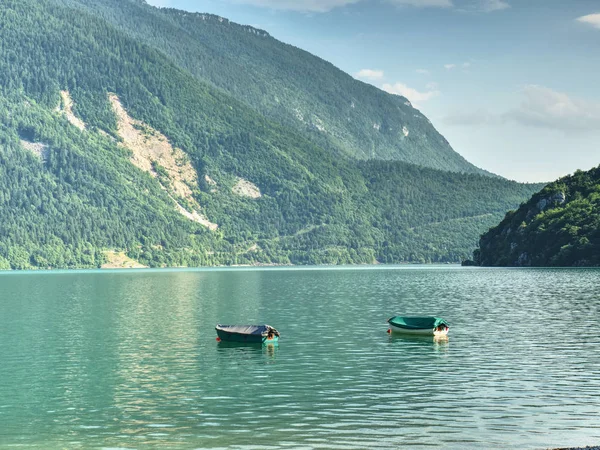 周辺の山々 と美しい高山湖 釣りボートやカヌーで信じられないほど魔法の青い緑湖 — ストック写真