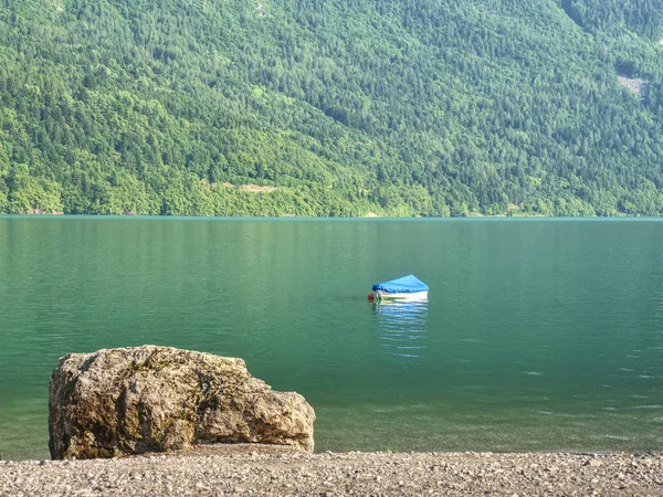 Boot Groene Blue Water Niveau Van Alpen Meer Witte Steenachtige — Stockfoto