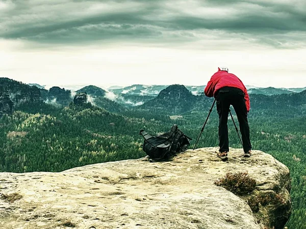 Fotografer Periksa Tampilan Kamera Tripod Man Tinggal Tebing Dan Mengambil — Stok Foto