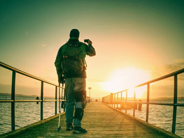 Mann Mit Handy Der Hand Fotografiert Sonnenaufgang Auf Fährhafen Maulwurf — Stockfoto