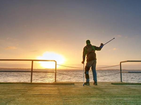 Mann Wandert Mit Rucksack Allein Und Beobachtet Romantischen Sonnenaufgang Über — Stockfoto