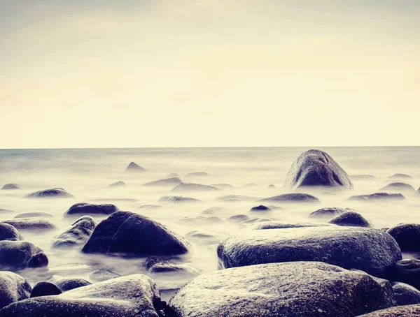 美しく澄んだ空と岩の海岸ライン ビーチ ディープ ブルー海のロマンチックな風景 — ストック写真
