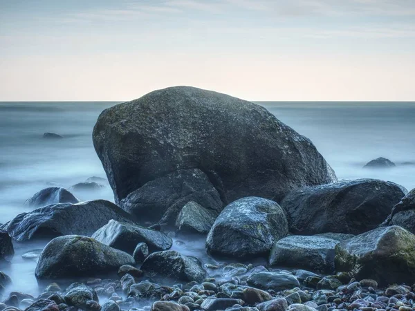 Капризный Мыс Шторм Море Бирюзовые Волны Бьющиеся Прибрежные Скалы Фоне — стоковое фото