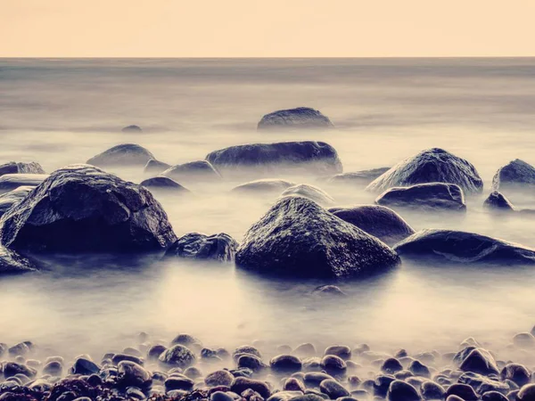 サンセットのロマンチックな魂 海と岩や石の長時間露光 — ストック写真