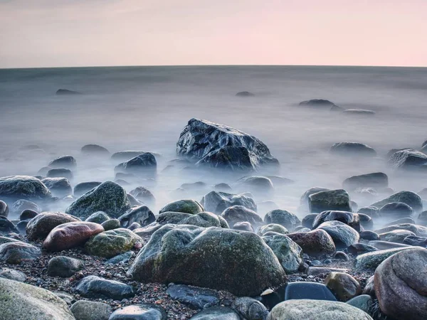 Prachtig Zeegezicht Zee Horizon Noorse Stenen Kustlijn Lange Blootstelling Effect — Stockfoto