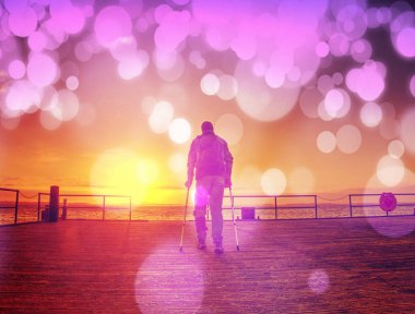 Deniz köprüde sabah içinde duran ve düşünme dostum. Kasvetli nostaljik siluet Hipster filtre. 