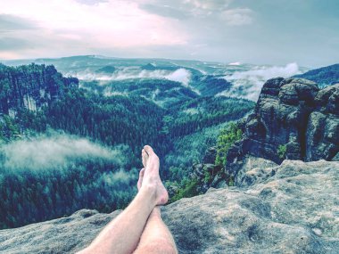 Çapraz bacakları yorucu dağ izi biraz dinlen. Pantolon dağ Vadisi yukarıda tepe üzerinde rahatlatıcı olmadan terli erkek ayakları.