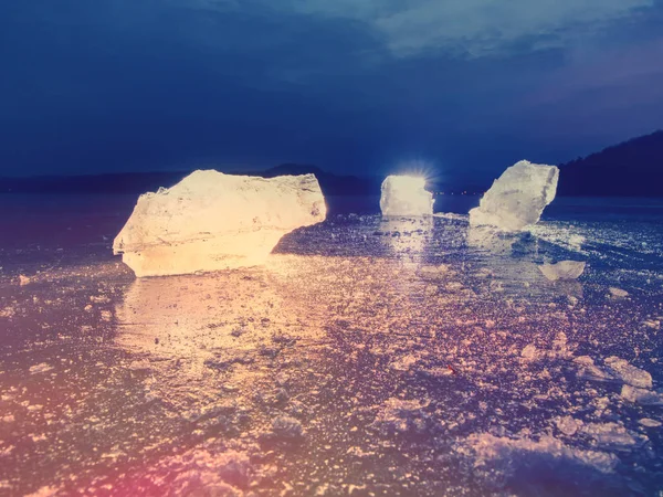 Sert Kış Sembolü Güneş Işınlarının Gökkuşağı Gölgelerin Içinde Buz Çatlaklar — Stok fotoğraf
