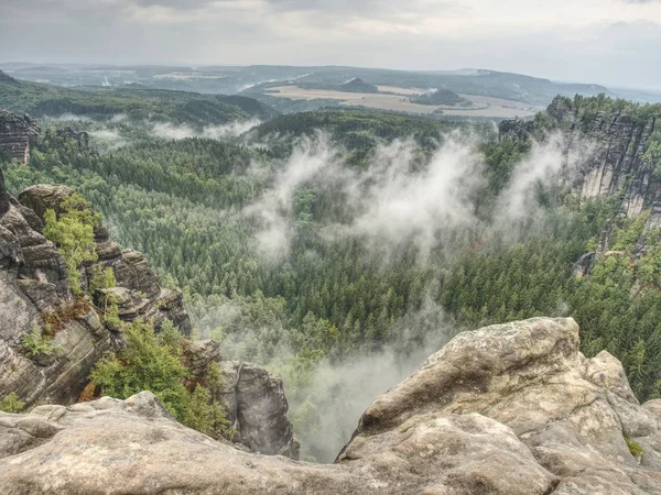 Milli Parkı kumtaşı görünümü noktasında sisli ve bulutlu akşamı. 