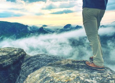 Trekking Ayakkabı ve dağlar motivasyon ilham kavramı kayalık hiking trail bacaklarına. Açık havada başarı, fitness macera ve vahşi doğa deniz egzersiz