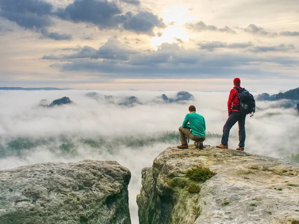 Hiker Photo Enthusiast Stay Tripod Cliff Peak Two Men Taking — Stock Photo, Image