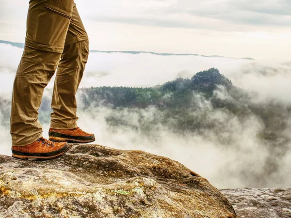 Mann Wanderbeine Mit Winddichter Hose Und Wanderschuhen Auf Berggipfel Felsen — Stockfoto