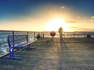 Feribot rıhtım. Passannger bekliyor feribot gemi geliyor. Sabah gezgin.