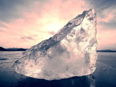 Dondurulmuş deniz üzerinde kalın buz parçalarının erime. Sıcak güneşin başladı tezcan buzul