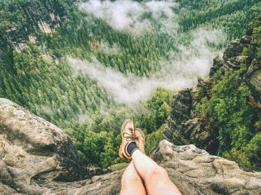 Başarılı uzun yürüyüşe çıkan kimse maruz kumtaşı kaya ya da büyük taş üzerinde çıplak ayaklar.