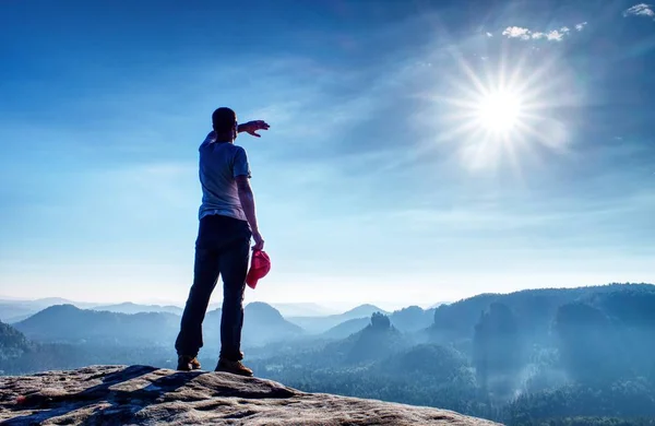 Man Walking Edge Cliff High Misty Valley Travel Hiking Lifestyle — Stock Photo, Image