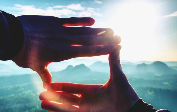 Finger Gestikulieren Bilderrahmen Auf Sonnenaufgang Finger Basteln Rahmen Orangefarbenes Nebeltal — Stockfoto