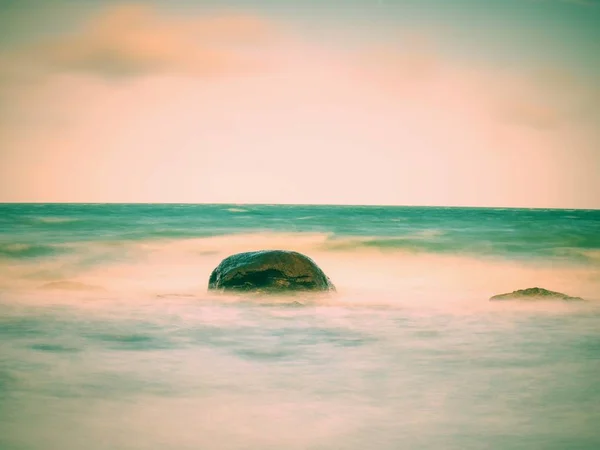 Moody Seascape Tempestade Mar Ondas Turquesa Quebrando Falésias Costeiras Contra — Fotografia de Stock