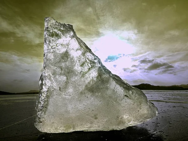 Pezzo Ghiaccio Colorato Sole Polare Della Sera Astratto Sfondo Natura — Foto Stock