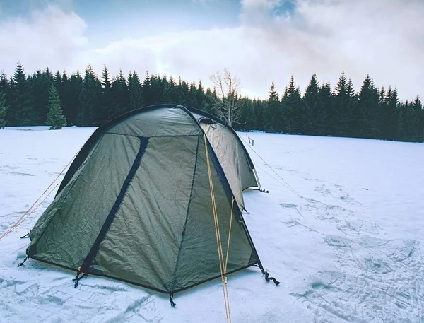 Acampamento Inverno Junto Lago Inverno Entardecer Aventura Inverno Com Oversleeping — Fotografia de Stock