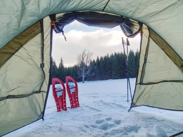 Karda Campin Çadır Donmuş Karlı Gölde Kurmak Kış Trek — Stok fotoğraf
