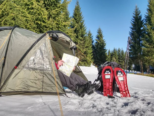 Wanderer Bereiten Ausrüstung Für Schneeschuhwanderung Vor Winter Wandern Einige Tage — Stockfoto