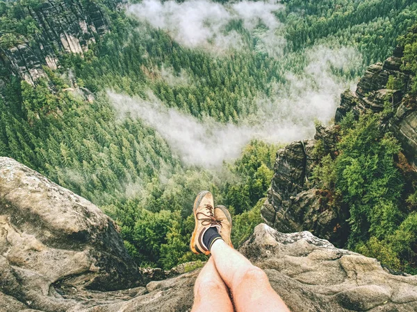 Başarılı uzun yürüyüşe çıkan kimse maruz kumtaşı kaya ya da büyük taş üzerinde çıplak ayaklar.