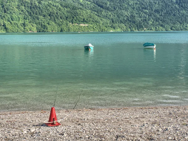 周辺の山々 と美しい高山湖 釣りボートやカヌーで信じられないほど魔法の青い緑湖 — ストック写真