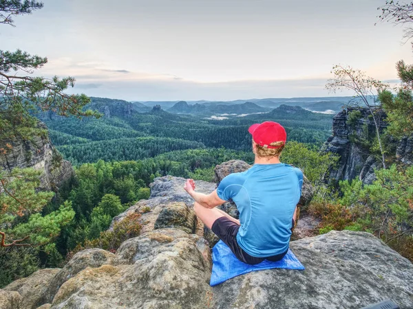 Uomo Medita Posizione Yoga Montagne Sopra Natura Selvaggia Tramonto Concetto — Foto Stock