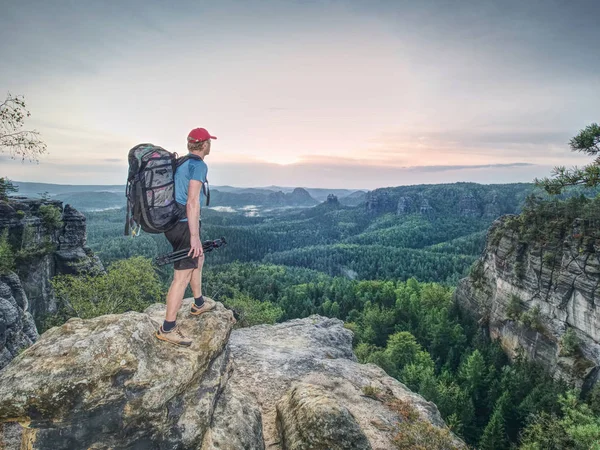 Fotógrafo Profissional Com Tripé Penhasco Pensamento Paisagem Sonhadora Nascer Sol — Fotografia de Stock