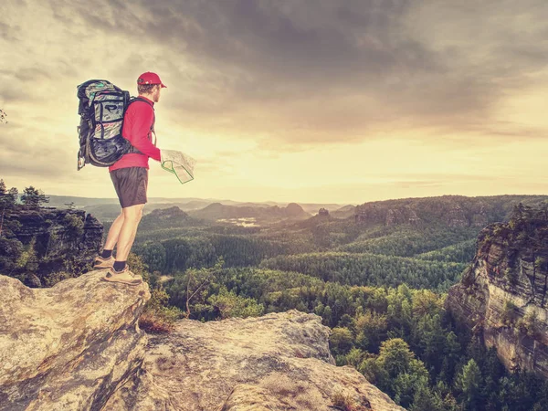 Sportler Mit Rucksack Auf Dem Gipfel Beobachten Die Papierkarte Navigation — Stockfoto