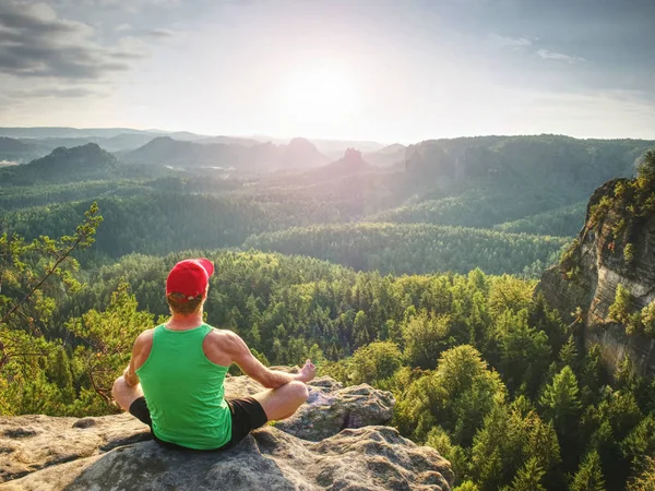 Man Mediterar Yoga Läge Bergen Ovanför Vilda Naturen Vid Solnedgången — Stockfoto