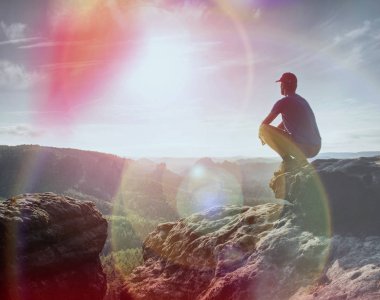 Uzun yürüyüşe çıkan kimse için güneş ufka izlerken. Güzel anı doğa mucizesi. Renkli sis Vadisi'nde. Adam zam.